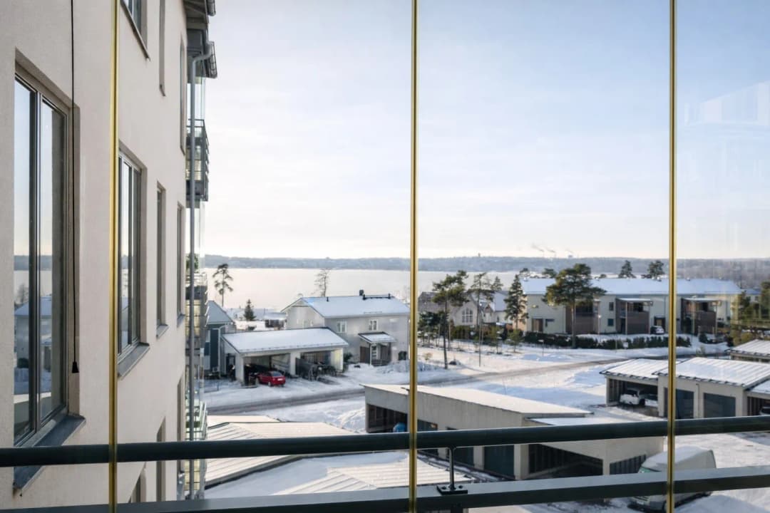 Bild av Lägenhet med inglasad balkong och sjöutsikt