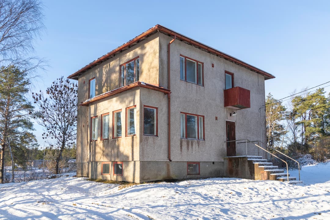 Bild av Rymligt bostadshus med renoveringsbehov i Ämnäs