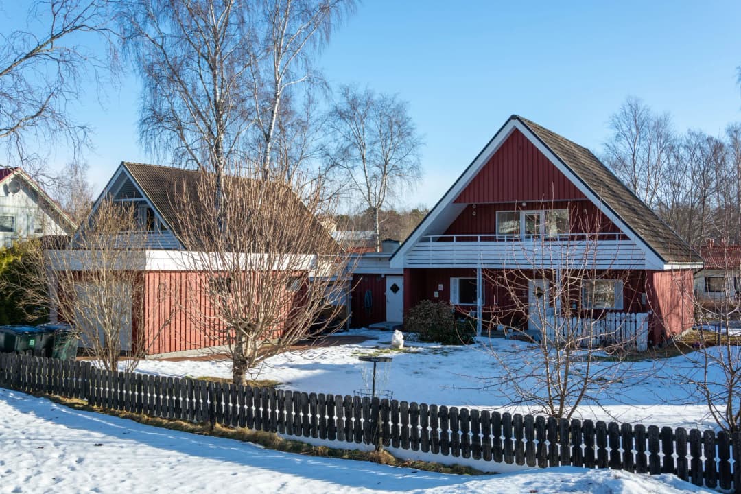 Bild av Trivsamt bostadshus med fristående garage